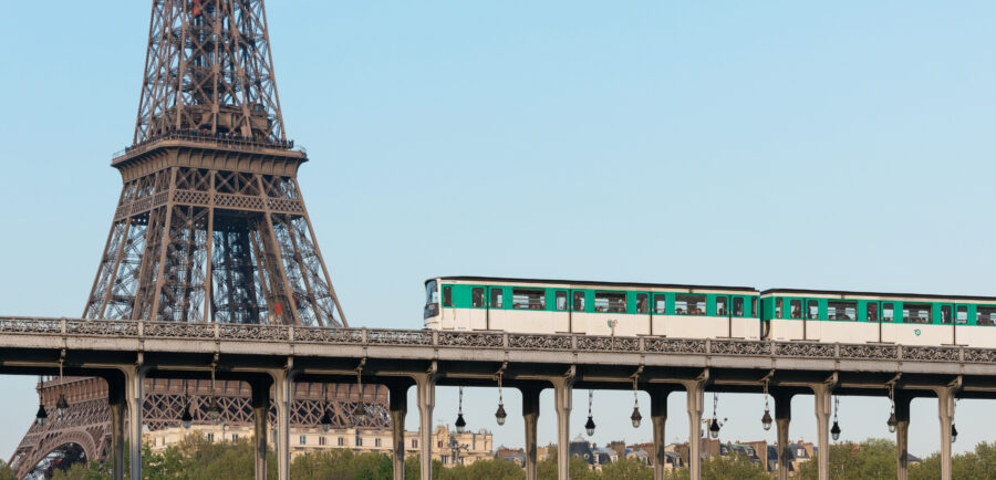 Paris Métro crosses Pont de Bir-Hakeim with Eiffel Tower in background.