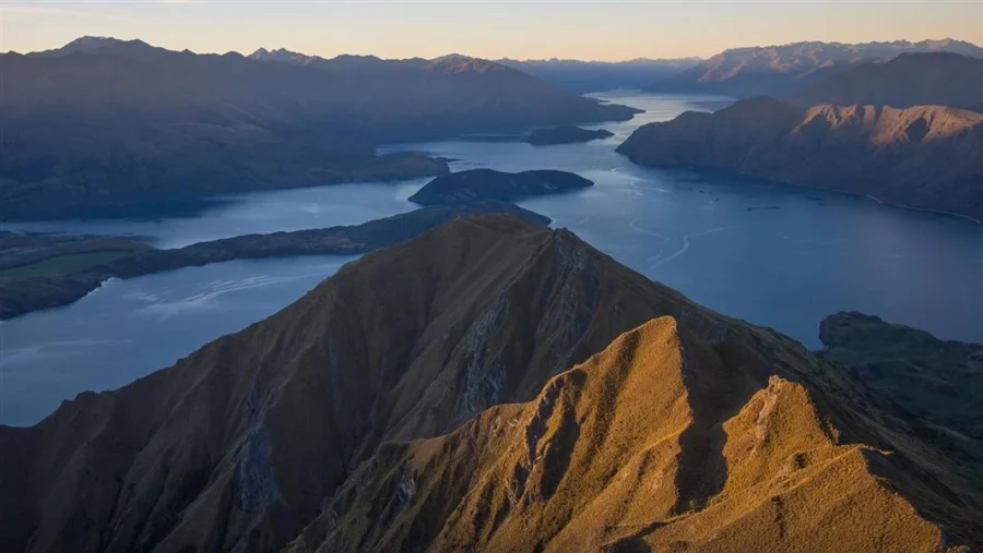 Scenic Roy’s Peak mountain ridge above Lake Wanaka at sunset, New Zealand hiking landscape.