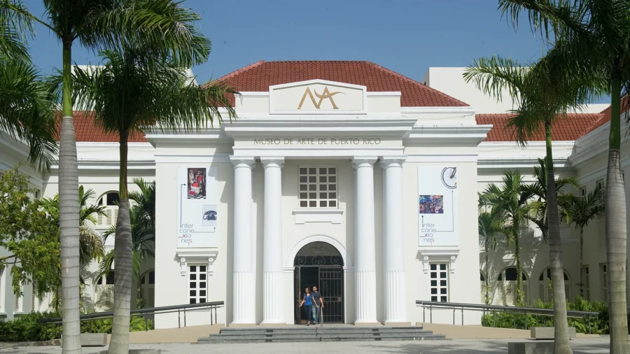 Museo de Arte de Puerto Rico exterior with neoclassical façade, palm trees and entrance banners.