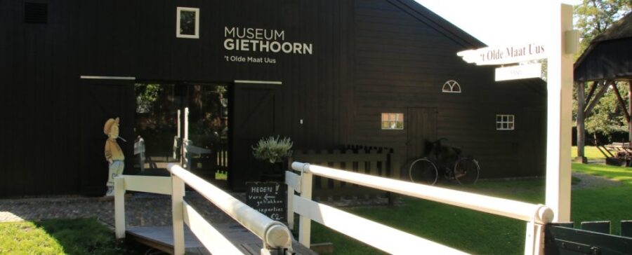 Entrance of the Museum Giethoorn 't Olde Maat Uus in the village of Gertrud, showcasing its charming front exterior.
