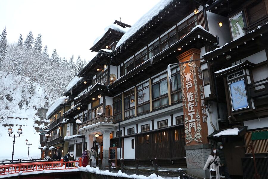 Notoya Ryokan, a building characterized by its many windows, highlighting its traditional Japanese architecture.
