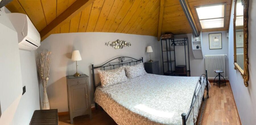 Cozy bedroom featuring a bed and a window, located in Palazzotto Morelli, Matera, Italy.