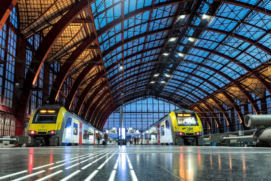 Trains and Platforms at Antwerpen-Centraal Railway Station
