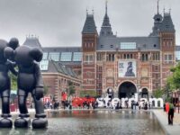Amsterdams Rijksmuseum scene: Gothic architecture, I amsterdam sign, sculptures, visitors.
