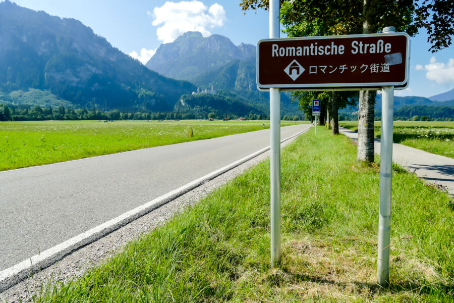 German road sign for the Romantic Road, featuring a scenic route symbol and text indicating the road's name
