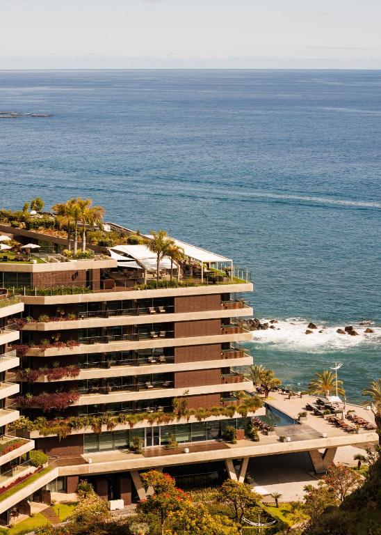Luxurious hotel, Saccharum Resort and Spa, with stunning views of the ocean and mountains.
