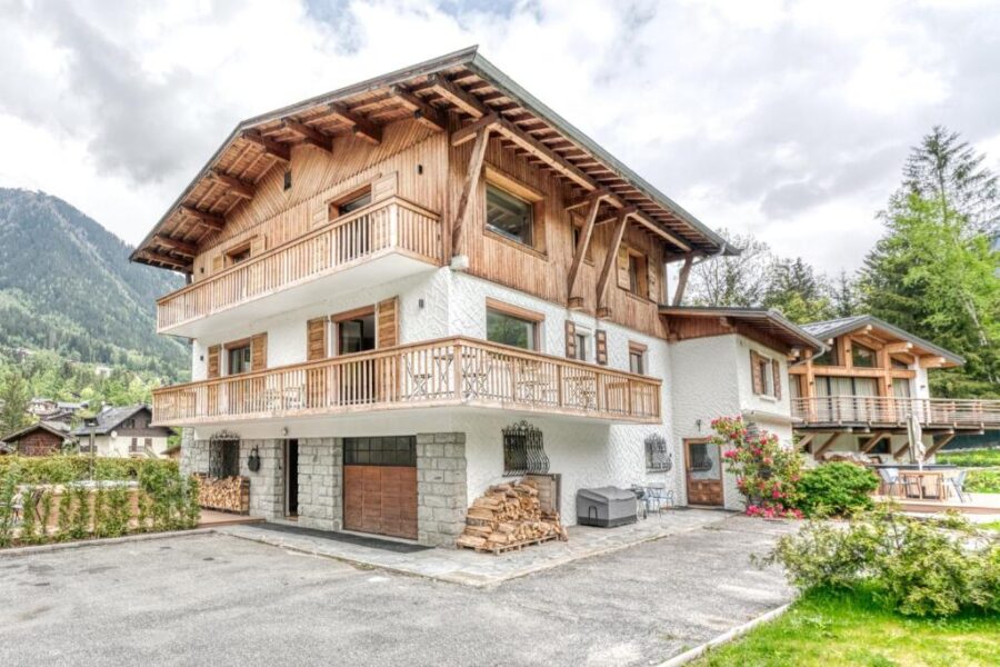 The exterior of the Sauna Bain Nordique Cinéma Vue Montange overlooking a mountain view in Chamonix, France

