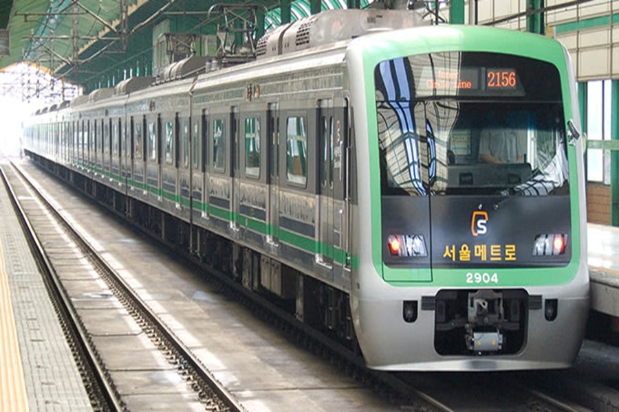 Modern Seoul subway train at spacious, well-lit station platform, showcasing urban transit efficiency.