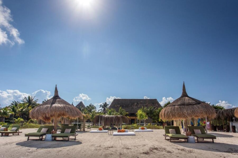 Ser Casasandra Boutique Hotel beach view, showcasing soft sand and clear blue waters in Isla Hoblox, Mexico.
