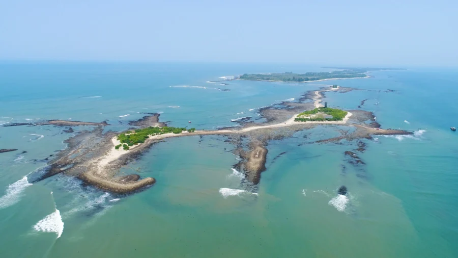 Aerial view of St. Martin Islands sandy isthmus and vibrant coastal waters.