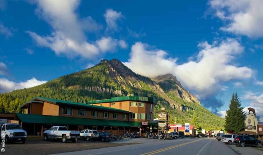 Scenic small mountain town with rustic buildings and stunning mountain backdrop.
