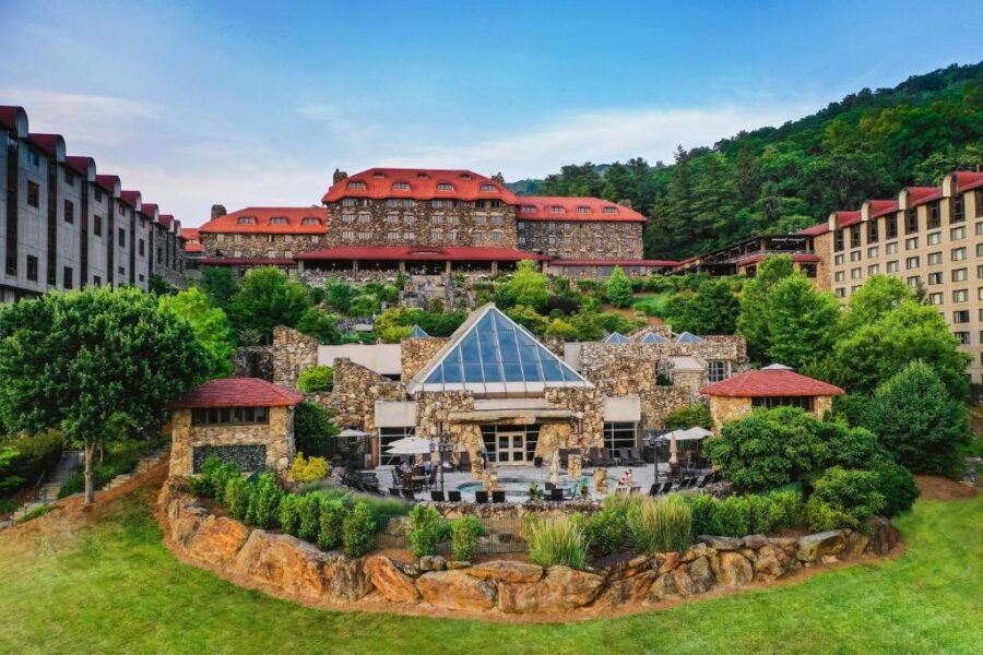 The accommodation of the Omni Grove Park Inn & Spa, showcasing its rustic architecture and scenic surroundings in Asheville, North Carolina