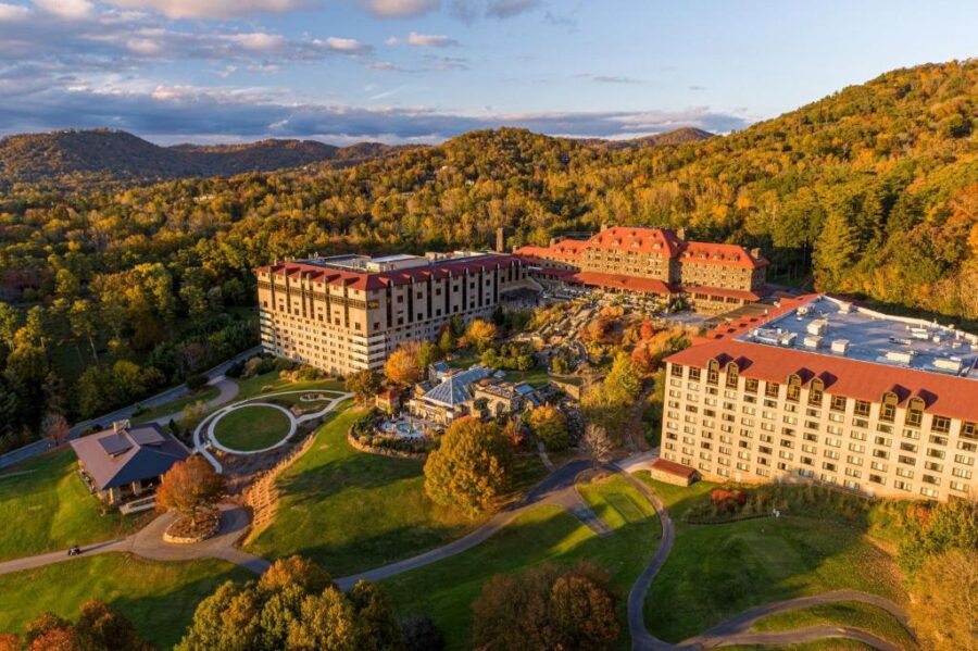 The grand lodge at the Grand Oaks Resort, nestled in the mountains, showcasing the Omni Grove Park Inn & Spa in Asheville.