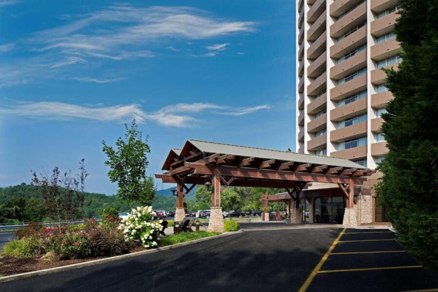 Entrance of The Park Vista Gatlinburg hotel, featuring a spacious parking lot for guests.