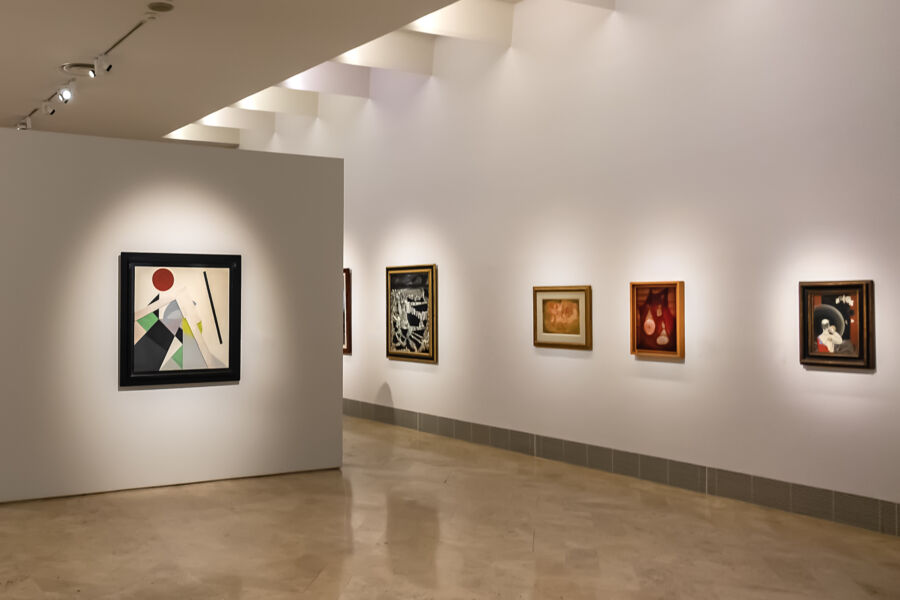 thyssen-bornemisza-national-museum-madrid / Interior view of the Thyssen-Bornemisza National Museum in Madrid, showcasing a vibrant painting exhibit