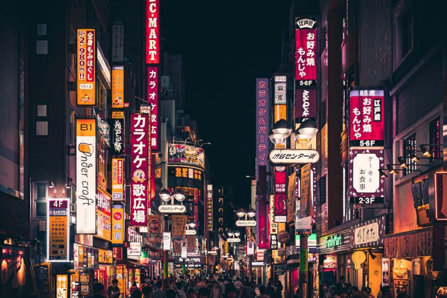 tokyo nightlife street scene