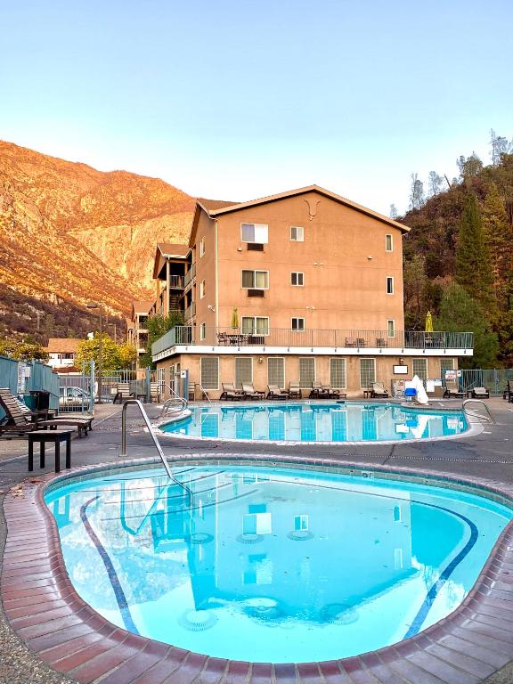 Pool in front of Yosemite View Lodge, framed by majestic mountains in the background.