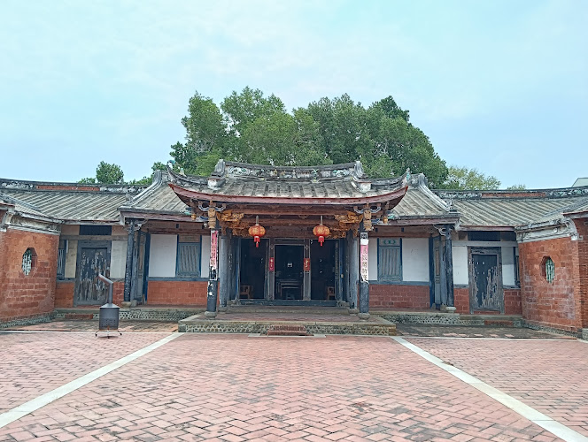 餘三館